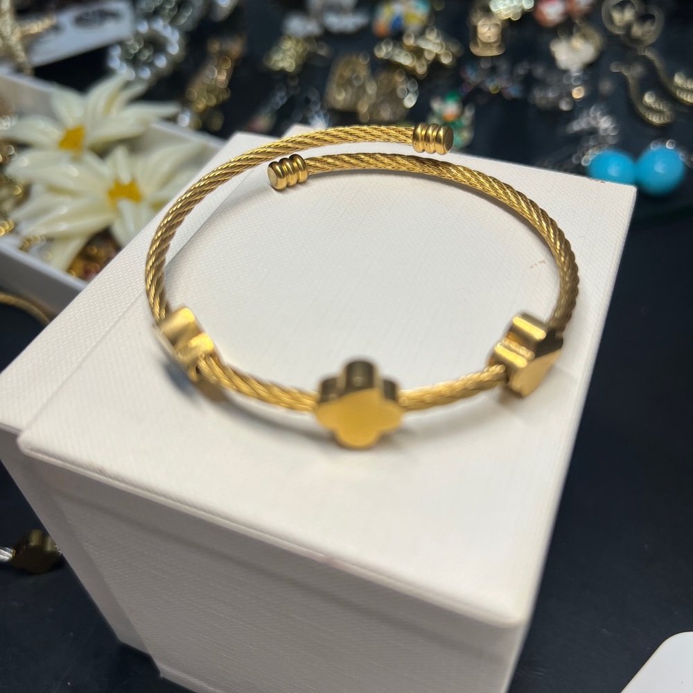 Elegant Gold-Tone stainless steel clover Bracelet